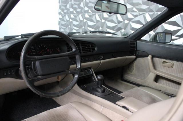 Porsche 944 image 8