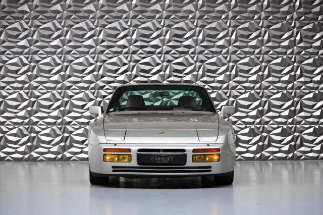 Porsche 944 image 9