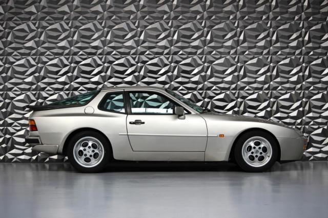 Porsche 944 image 3