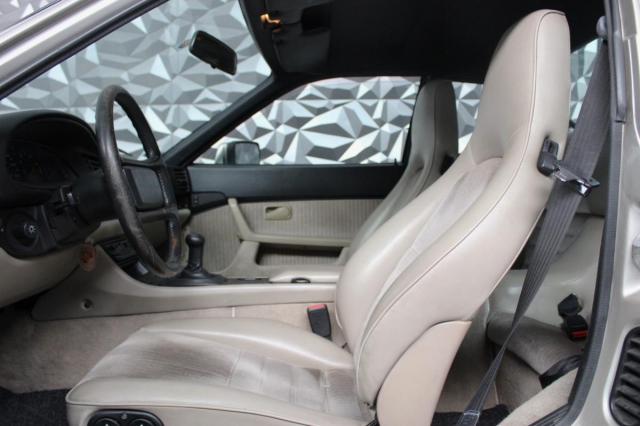 Porsche 944 image 2