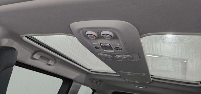 Peugeot Traveller image 1