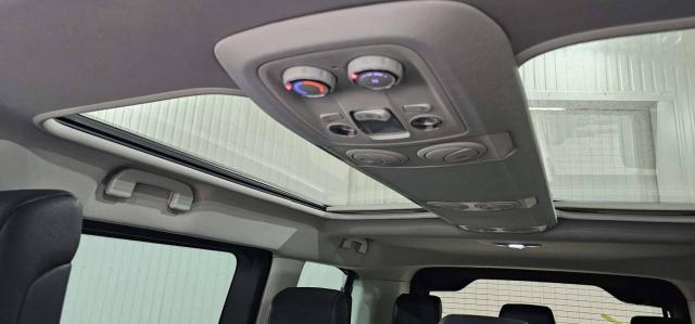Peugeot Traveller image 1