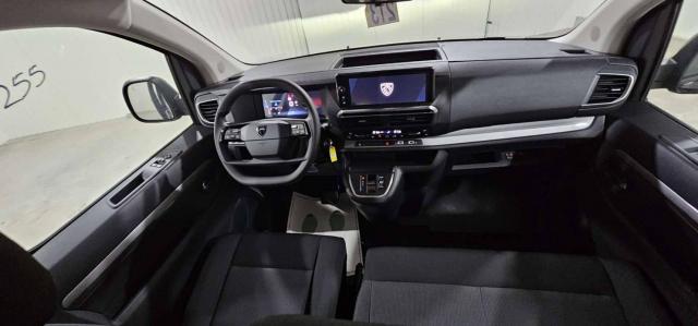 Peugeot Traveller image 2