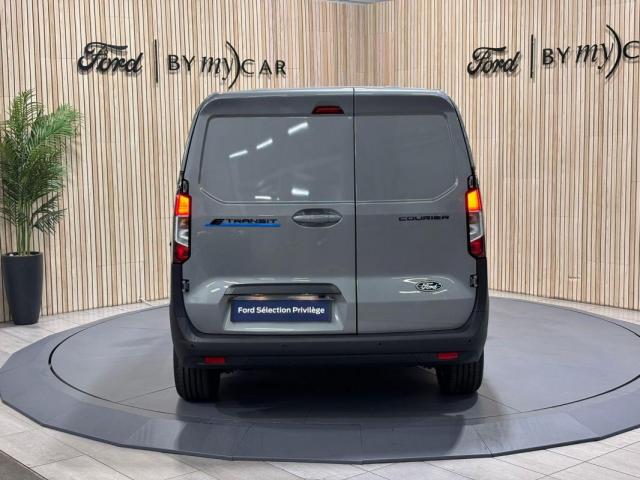 Ford Transit Courier image 1