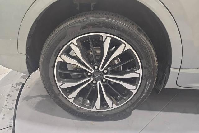 Ford Kuga image 8
