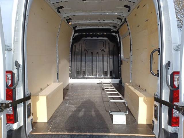 Renault Master image 2