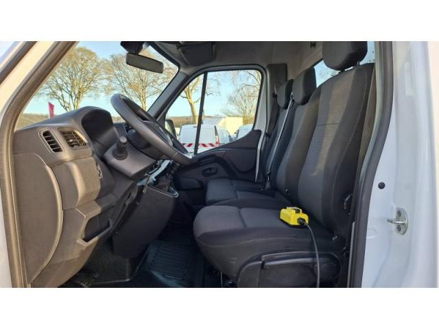 Renault Master image 2