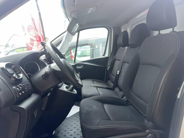 Nissan Nv300 image 9