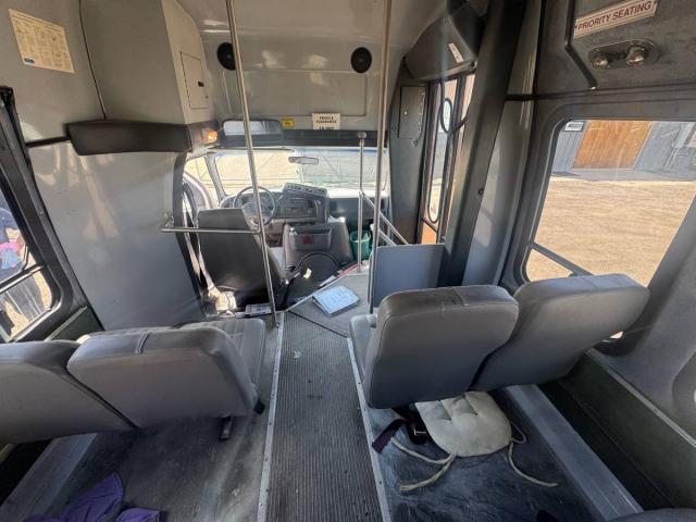 Ford E350 15-Passenger Van image 1