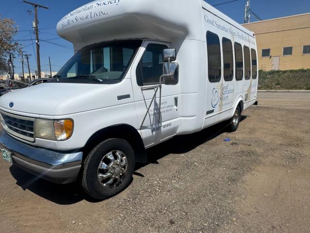 Ford E350 15-Passenger Van image 7