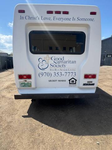 Ford E350 15-Passenger Van image 9