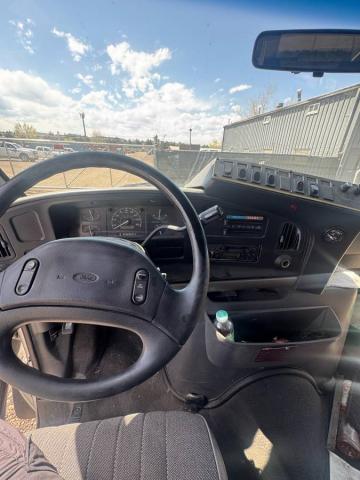 Ford E350 15-Passenger Van image 3