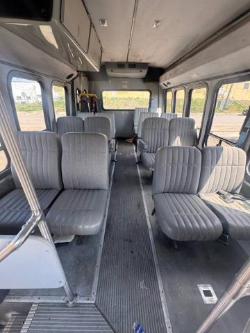Ford E350 15-Passenger Van image 5