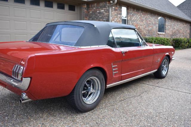 Ford Mustang Convertible image 9
