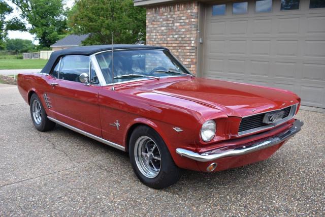 Ford Mustang Convertible image 4