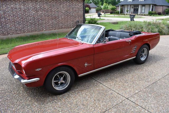 Ford Mustang Convertible image 2