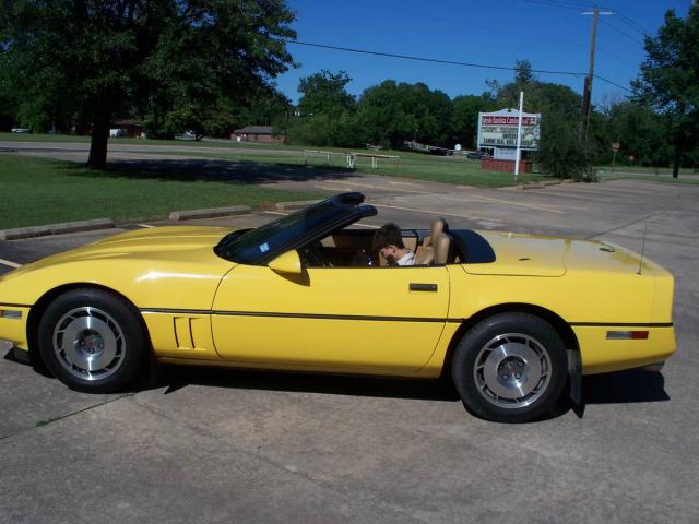 Chevrolet Corvette Convertible image 3