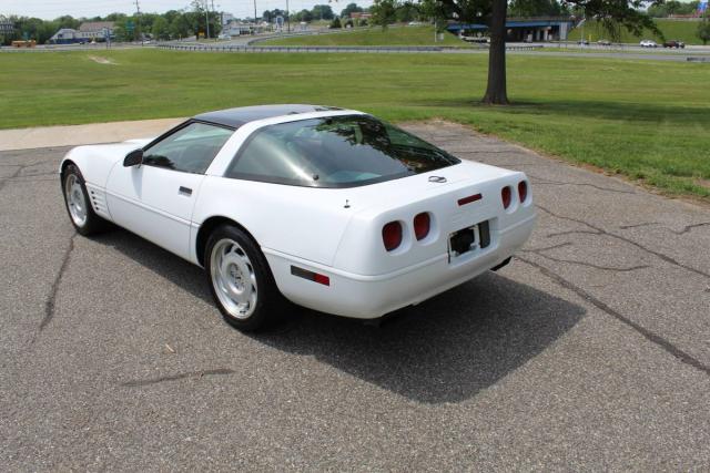 Chevrolet Corvette image 2