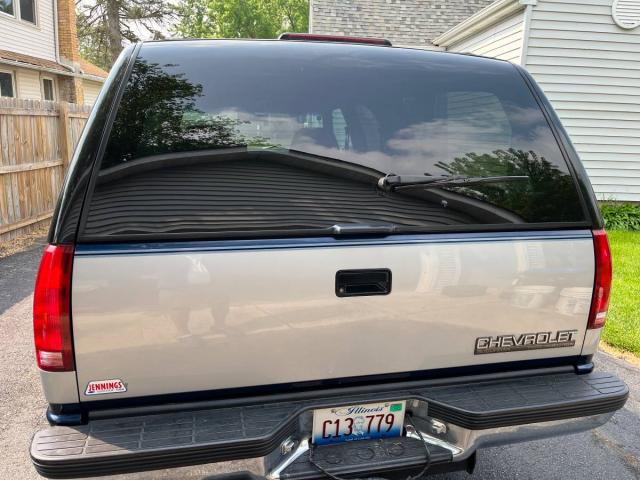 Chevrolet Suburban 1500 4x4 image 3