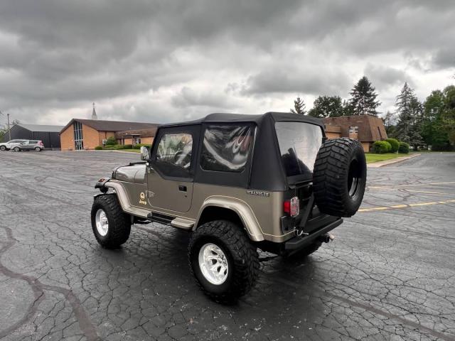 Jeep Wrangler Sahara image 4