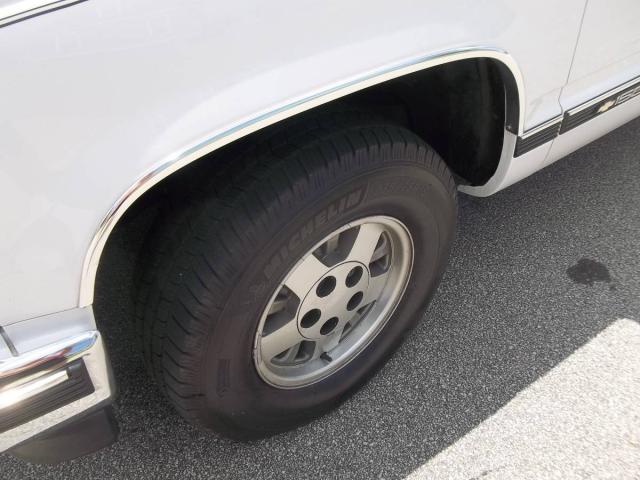Chevrolet Suburban 1500 image 3