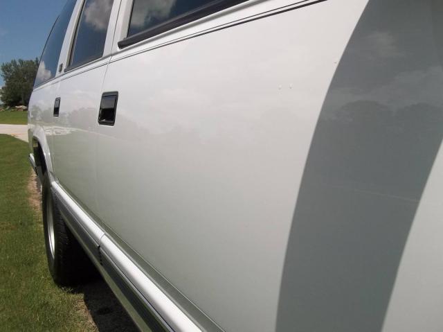 Chevrolet Suburban 1500 image 9
