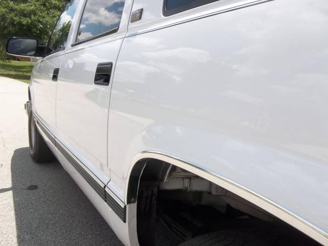 Chevrolet Suburban 1500 image 2