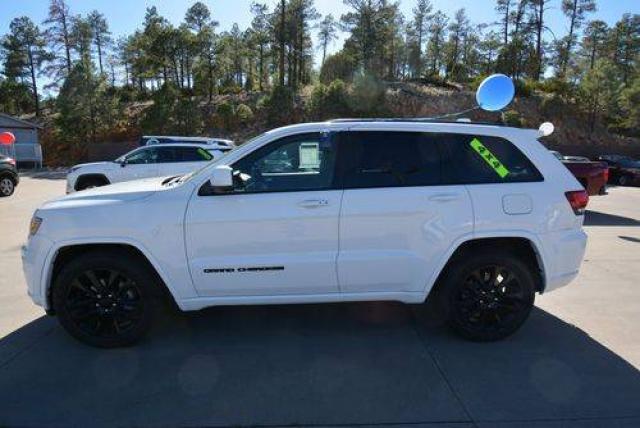 Jeep Grand Cherokee image 8