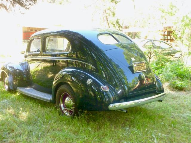 Ford Deluxe image 4