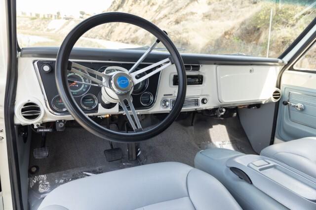 Chevrolet Suburban image 3