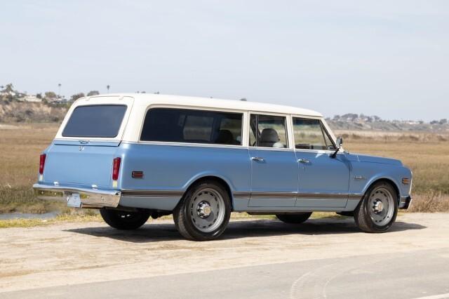 Chevrolet Suburban image 2