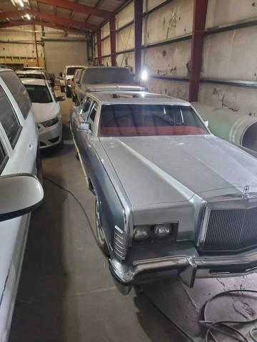 Lincoln Continental Town Car image 2