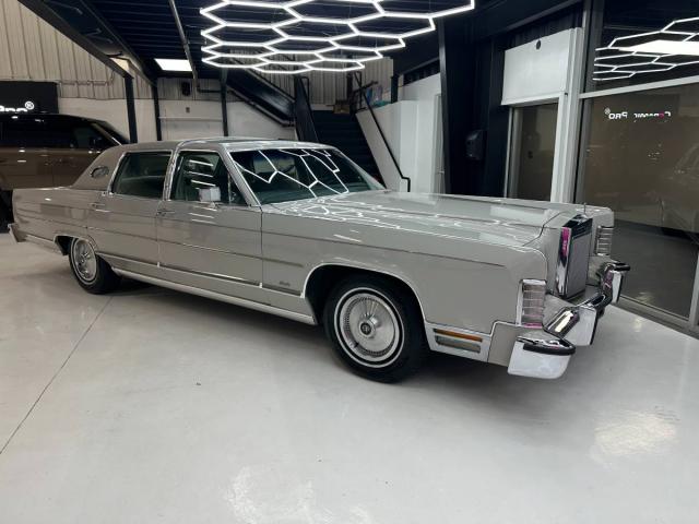 Lincoln Town Car image 6