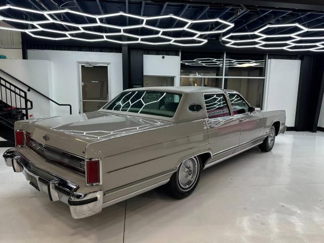 Lincoln Town Car image 8