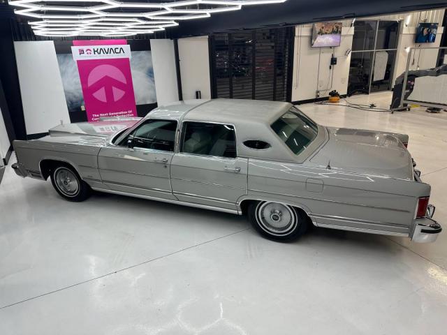 Lincoln Town Car image 5