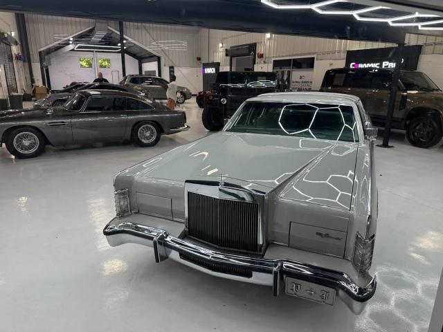 Lincoln Town Car image 2