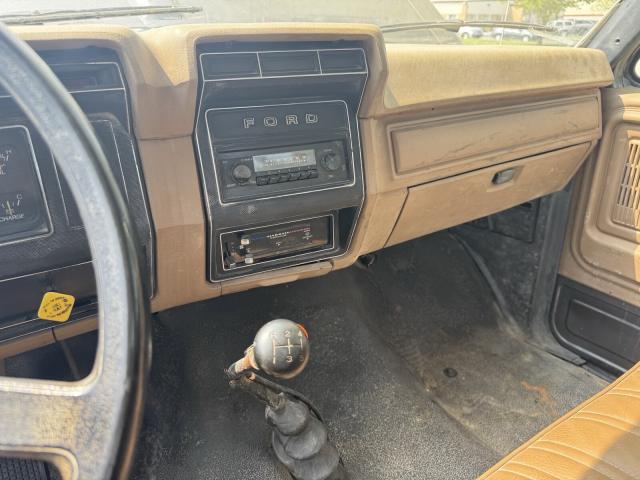 Ford F-700 image 1