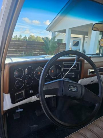Chevrolet Suburban image 2
