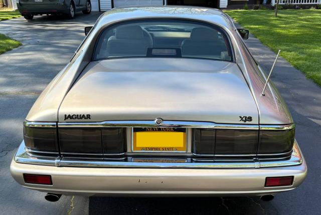 Jaguar Xjs image 2