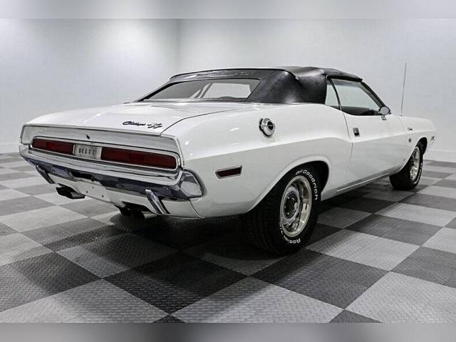 Dodge Challenger image 8