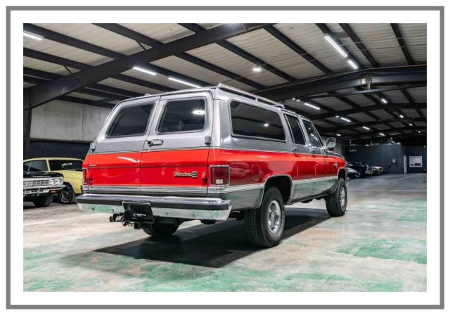 Chevrolet Suburban 4x4 image 3