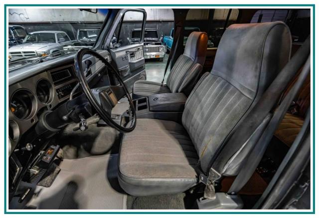 Chevrolet Suburban 4x4 image 6