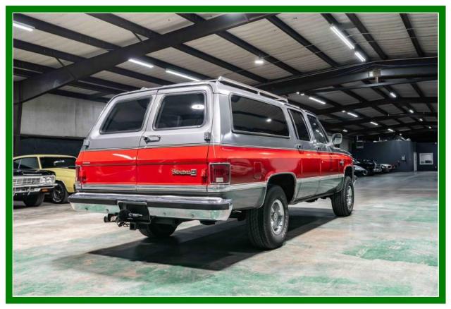 Chevrolet Suburban 4x4 image 4