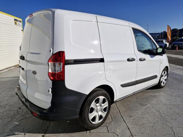 Ford Transit Courier image 4