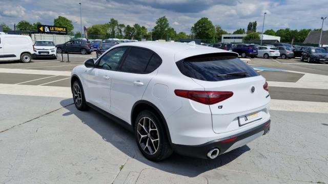 Alfa Romeo Stelvio image 8
