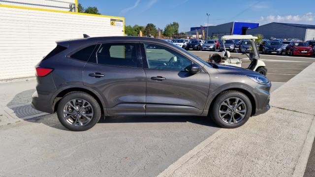 Ford Kuga image 1