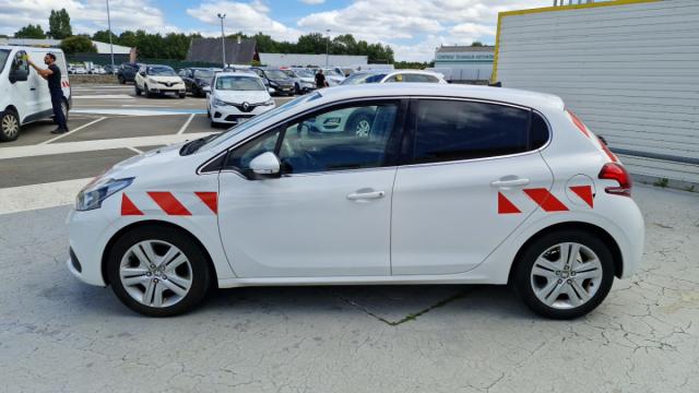 Peugeot 208 image 3
