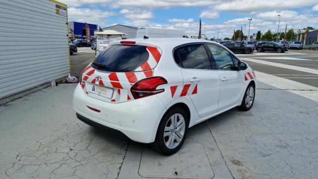Peugeot 208 image 1