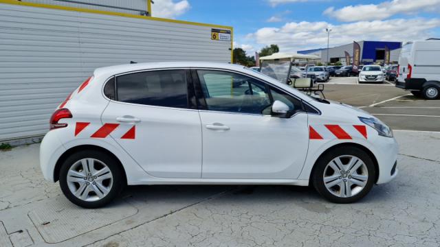 Peugeot 208 image 2