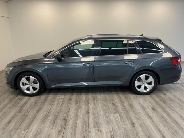 Skoda Superb Combi image 9